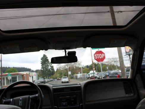 Used 2015 Lincoln Navigator L 4WD image 12