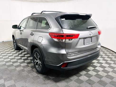 Used 2018 Toyota Highlander LE FWD image 5