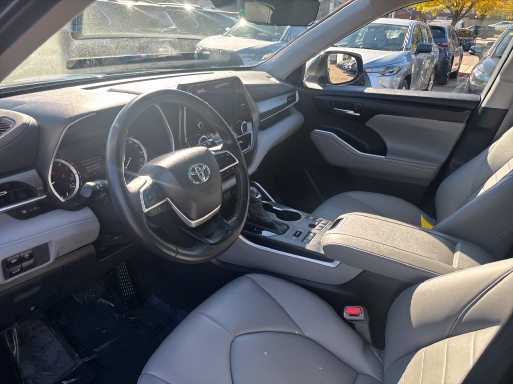 Used 2024 Toyota Highlander XLE AWD/4WD image 15