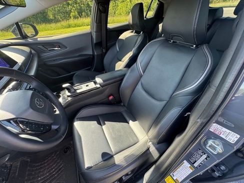 Used 2025 Toyota Prius XLE FWD image 11