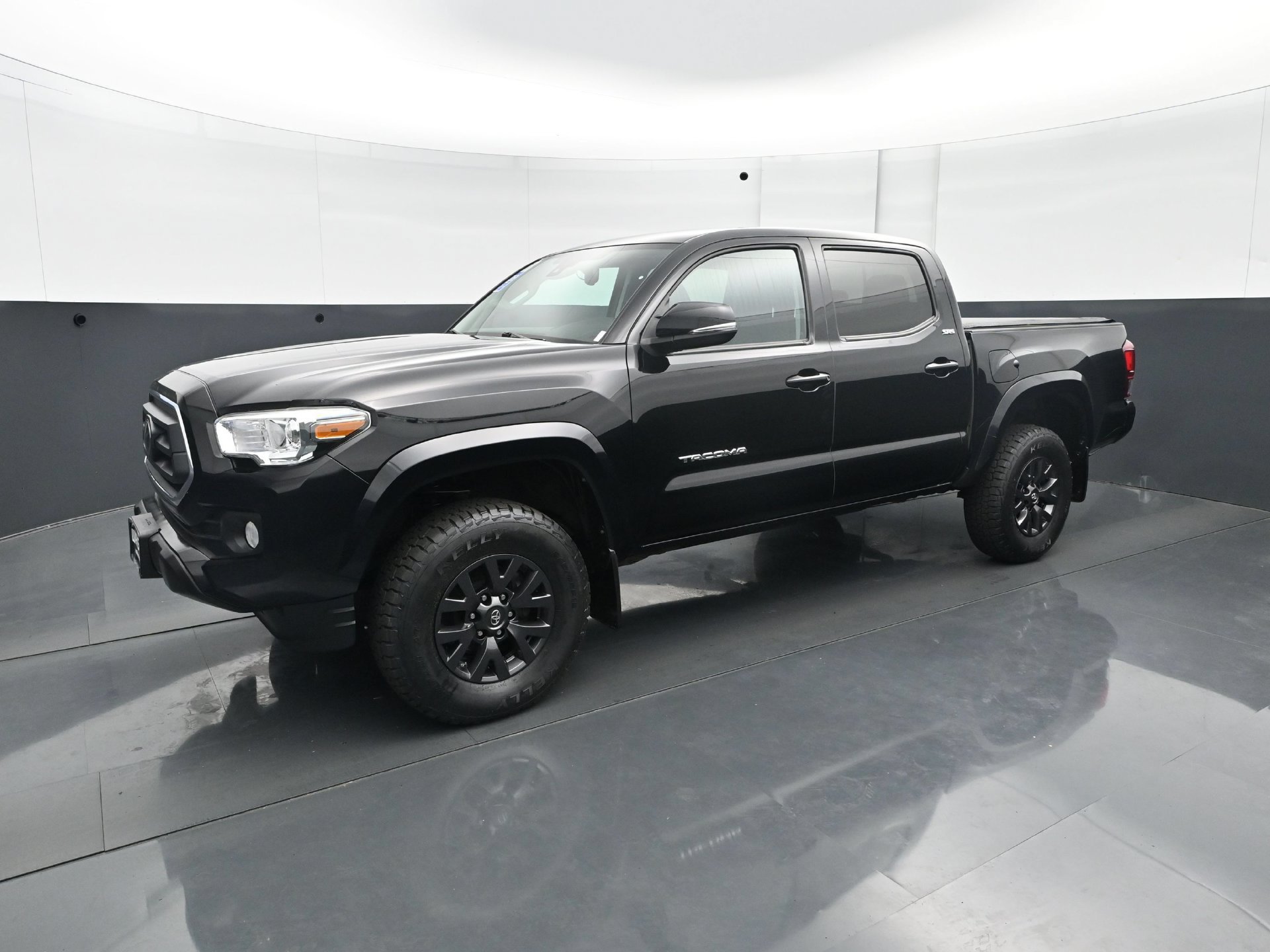 Used 2020 Toyota Tacoma SR5 w/ Technology Package AWD/4WD image 2