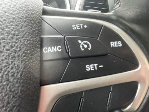 Used 2016 Jeep Cherokee Limited w/ Trailer Tow Group AWD/4WD image 18