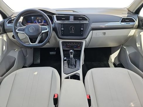 Used 2023 Volkswagen Tiguan SE FWD image 9