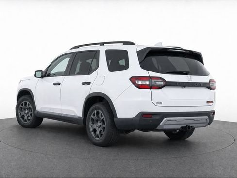 Used 2025 Honda Pilot TrailSport image 4