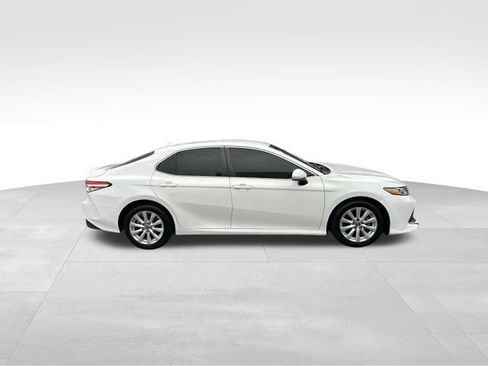 Used 2019 Toyota Camry LE image 6