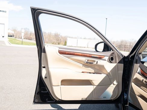 Used 2016 Lexus LS 460 AWD w/ Comfort Package image 48