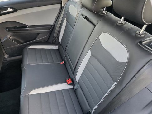 Used 2022 Volkswagen Taos SEL w/ Panoramic Sunroof Package image 13