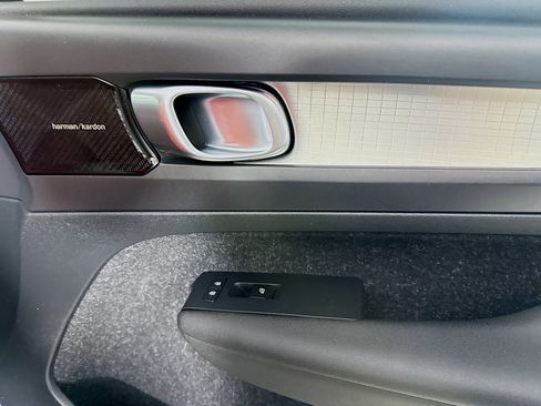 Used 2019 Volvo XC40 T4 Momentum image 31