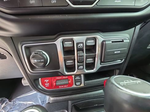 Used 2022 Jeep Gladiator Rubicon w/ Trailer Tow Package AWD/4WD image 27