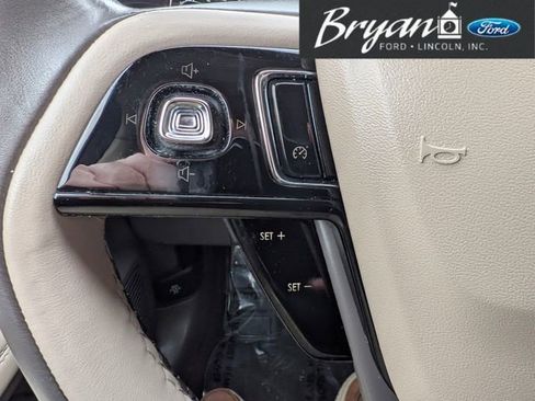 Used 2022 Lincoln Corsair AWD w/ Premium Package image 12