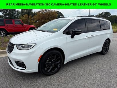 Used 2024 Chrysler Pacifica Touring-L w/ Uconnect Theater Family Group