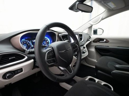 Used 2024 Chrysler Voyager LX image 8