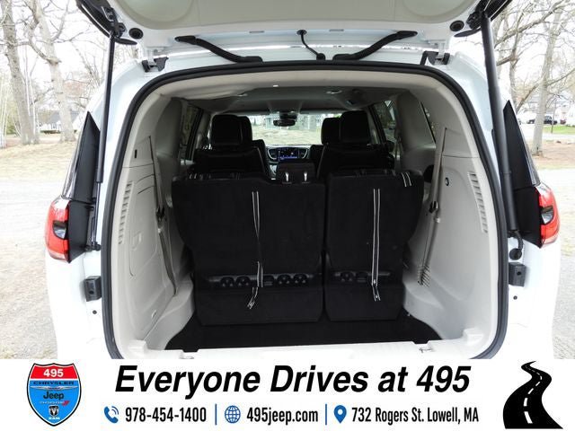 Used 2023 Chrysler Pacifica Touring-L FWD image 15