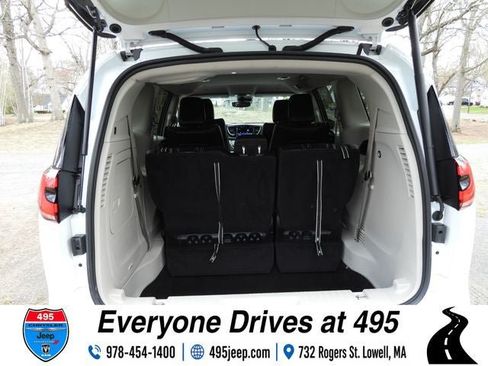 Used 2023 Chrysler Pacifica Touring-L FWD image 15