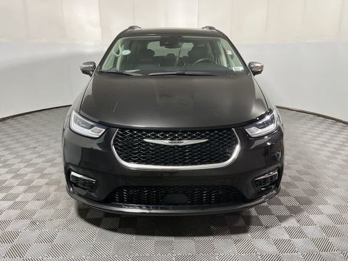 Used 2021 Chrysler Pacifica Limited w/ Uconnect Theater Family Group AWD/4WD image 3