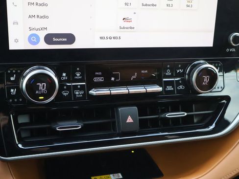 Used 2023 Toyota Highlander Platinum image 26