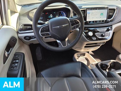 Used 2023 Chrysler Pacifica Touring-L image 4