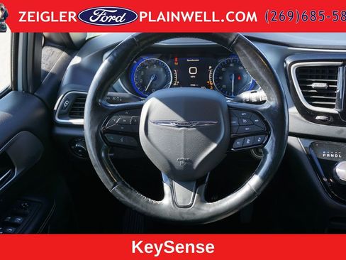 Used 2020 Chrysler Pacifica Touring w/ Advanced Safetytec Group FWD image 17