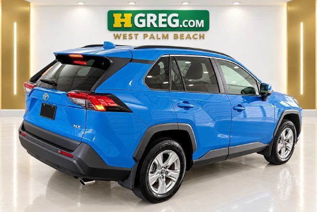 Used 2019 Toyota RAV4 XLE w/ Convenience Package FWD image 4