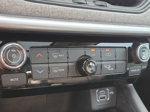 Used 2022 Jeep Compass Latitude w/ Sun and Sound Group AWD/4WD image 31