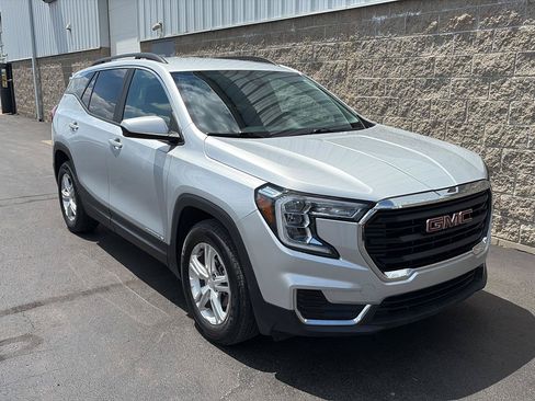 Used 2022 GMC Terrain SLE w/ Driver Convenience Package FWD image 2