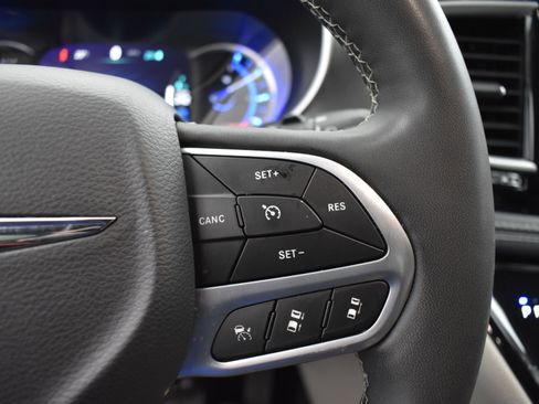 Used 2023 Chrysler Pacifica Touring-L image 11