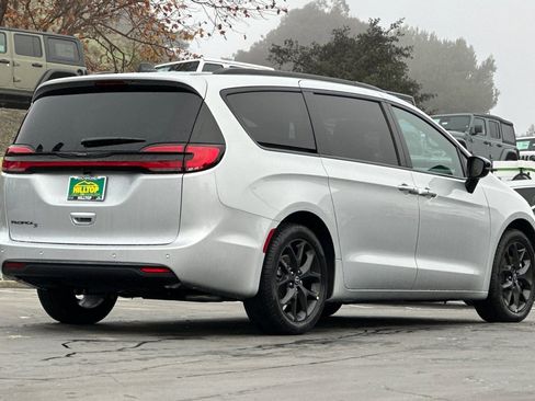 New 2026 Chrysler Pacifica Select w/ S Appearance Package image 4