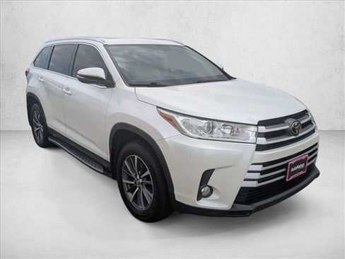 Used 2019 Toyota Highlander XLE FWD image 3