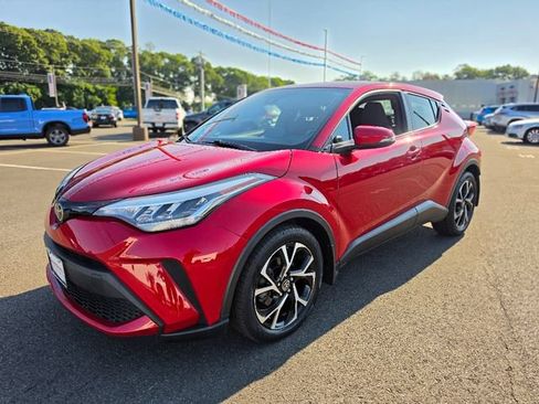 Used 2021 Toyota C-HR XLE FWD image 3