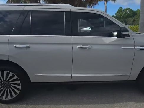 Used 2019 Lincoln Navigator Reserve image 10