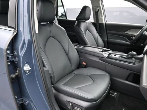 Used 2025 Toyota Grand Highlander AWD image 32