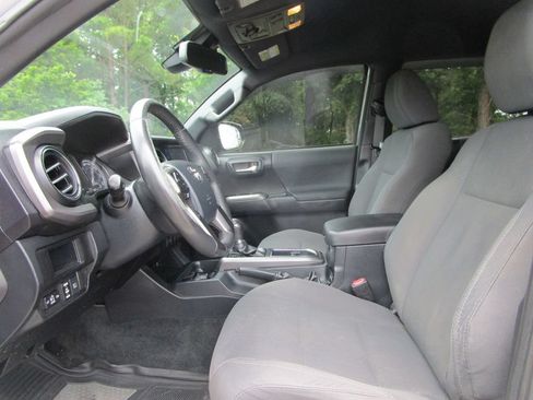 Used 2018 Toyota Tacoma TRD Off-Road AWD/4WD image 19