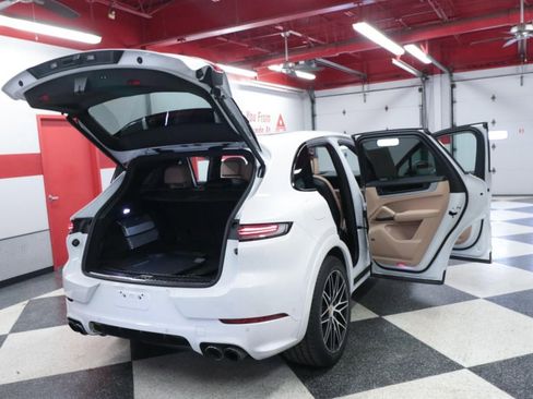 Used 2024 Porsche Cayenne AWD/4WD image 33