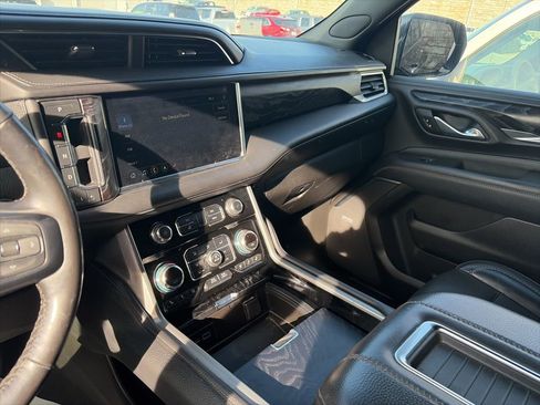 Used 2021 GMC Yukon Denali w/ Denali Premium Package image 11