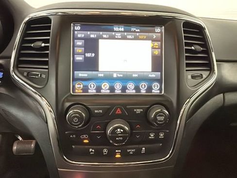 Used 2018 Jeep Grand Cherokee Altitude AWD/4WD image 23