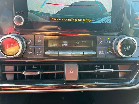 Used 2023 Toyota Highlander XLE w/ Protection Package #3 (TMS) FWD image 15