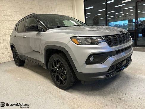 Used 2023 Jeep Compass Latitude AWD/4WD image 1