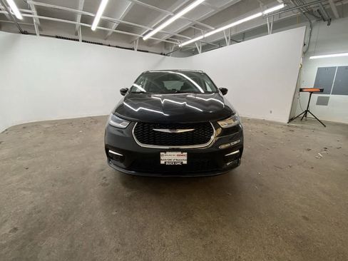 Used 2023 Chrysler Pacifica Touring-L FWD image 9
