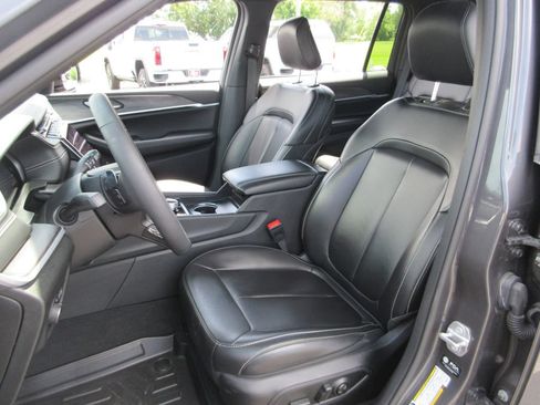 Used 2025 Jeep Grand Cherokee L Limited w/ Black Appearance Package AWD/4WD image 20