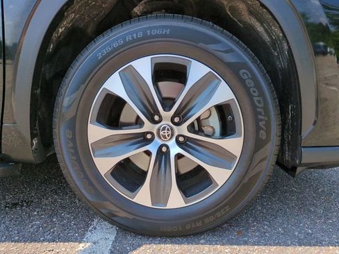 Used 2023 Toyota Highlander XLE FWD image 11
