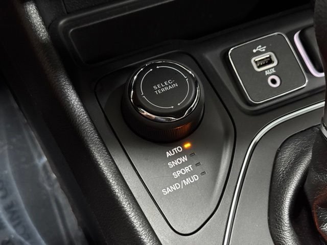 Used 2019 Jeep Cherokee Latitude w/ Popular Appearance Group AWD/4WD image 18