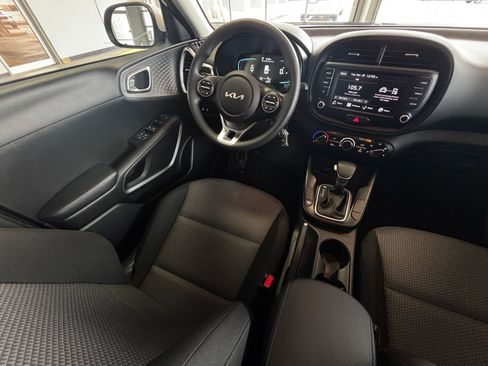 Used 2025 Kia Soul LX w/ LX Technology Package FWD image 32