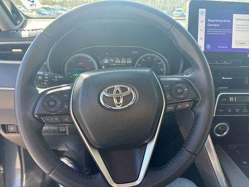 Used 2024 Toyota Venza XLE image 27