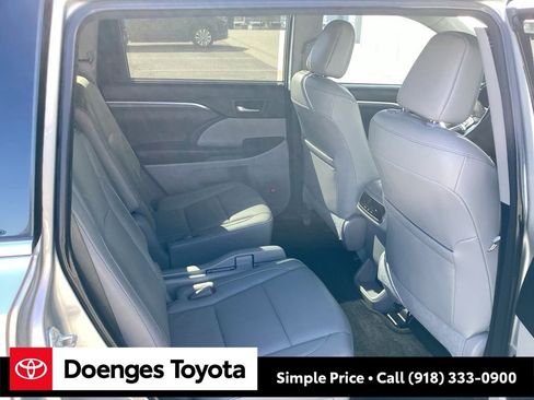 Used 2017 Toyota Highlander Limited image 11