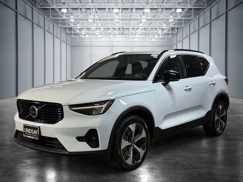 Used 2025 Volvo XC40 B5 Plus AWD/4WD image 1