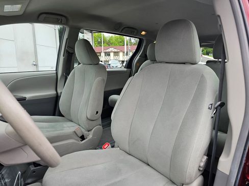 Used 2011 Toyota Sienna w/ Towing Pkg FWD image 21