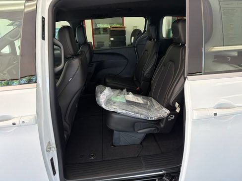 New 2027 Chrysler Pacifica LX FWD image 20