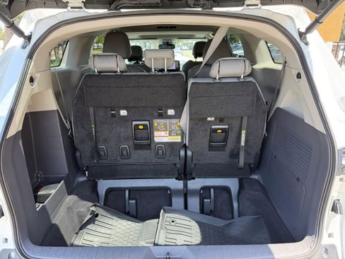 Used 2023 Toyota Sienna XLE FWD image 19
