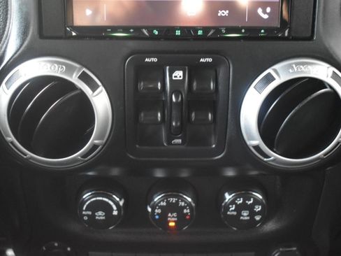 Used 2016 Jeep Wrangler Unlimited Rubicon AWD/4WD image 31