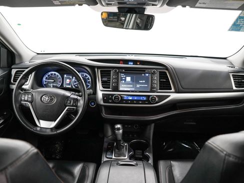 Used 2019 Toyota Highlander XLE AWD/4WD image 13